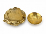 BRONZE e METAL DOURADO, duas (2) peças, sendo: A) 1 cinzeiro art noveau, confeccionado em bronze, decorado por nu feminino e acabamento perolado e frisos relevados, medindo 12x12cm e B) 1 sakazuki confeccionado em metal espessurado a ouro 24k, decorado por casal oriental em relevo, verso marcado GP 24K, leves falhas na douração, medindo 2,5x7,5cm.