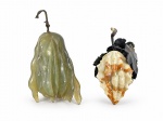 DIVERSOS, duas (2) peças decorativas, representando frutos estilizados com folhagens, sendo: A) uma em parafina em tom verde-claro, medindo 17cm e B) 1 em ágata na tonalidade creme com veios marrom e folhagens na cor preta com pequenos bicados, medindo 12,5cm.