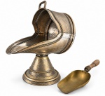 METAL PRATEADO, duas (2) peças para lareira confeccionados em metal espessurado a prata, sendo: A) um recipiente para carvão no feitio de açucareiro para torrões, cinzelado por faixas relevadas e base escalonada, apresenta falhas na prateação, medindo 46x40x28cm e B) uma  pá para carvão no feitio de pá para açucareiro de torrão, apresentando falha na prateação e cabo em madeira torneada rosqueavel, medindo 42,5cm de comprimento.