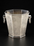 METAL PRATEADO, um (1) balde para gelo oitavado confeccionado em metal espessurado a prata da manufatura SOPPIL, alças laterais em argolas, medindo 6,5x17x14,5cm.