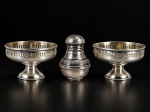 PRATA DE LEI, lote com três (3) peças confeccionadas em PRATA DE LEI, sendo: A) par de porta mostarda contrastada STERLING, decorada por caneluras em vazados e elementos florais, ausência do recipiente em vidro, medindo 3,5x5,5cm e B) 1 saleiro com cinzelado de guirlanda floral e perolados, contrastado, medindo 4,5cm de altura. Peso total 58,5g.