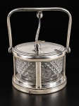 METAL PRATEADO, um (1) açucareiro confeccionado em metal espessurado a prata da manufatura FRACALANZA, cinzelado por frisos em baixo relevo, e alça central articulável para levantamento da tampa, recipiente interno em vidro translucido com moldagem em bico de jaca, apresenta falhas na prateação, medindo 15,5x13x11cm.
