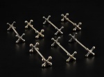 METAL PRATEADO, sete (7) descansos para talheres confeccionados em metal espessurado a prata com acabamentos em X, apresenta falhas na prateação, medindo 8,5cm de comprimento.