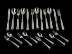 METAL PRATEADO, conjunto com vinte (20) talheres confeccionados em metal espessurado a prata, cabo cinzelado por elementos vegetalistas, caneluras, finalizado por concheado, sendo: A) 4 facas para jantar serrilhadas, B) 4 garfos para jantar, C) 4 garfos para sobremesa, D) 4 colheres para sobremesa e E) 4 colheres para sopa, acondicionado em caixa original com desgastes.