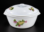 PORCELANA REAL CALORAMA, uma (1) legumeira confeccionada em porcelana refratária na tonalidade branca com pintura legumes e verduras em policromia, medindo 15x25x24cm.