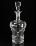 VIDRO, uma (1) licoreira confeccionada em vidro translucido com lapidação de flores, folhagens e esferas em baixo relevo, medindo 29cm de altura.