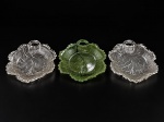 VIDROS, três (3) petisqueiras no formato de folha de parreira, confeccionadas em vidro, sendo 2 translúcidos e 1 na tonalidade verde, medindo 19,5x19cm.