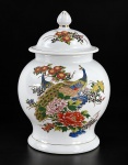PORCELANA ORIENTAL, um (1) potiche confeccionado em porcelana na tonalidade branca, decorada por pavões e elementos florais em rica policromia com adornos em ouro, apresentando falhas na douração, medindo 22x10cm.