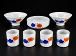 PORCELANAS, lote com sete (7) peças confeccionadas em porcelana na tonalidade branca com pintura floral em policromia, sendo: A) 2 bowls, medindo 6x12,5cm, bicado na base, B) 1 tigela, medindo 4x14cm e C) 4 copos para chá, medindo 8x6cm.