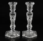CRISTAL, par (2) de castiçais confeccionados em cristal prensado e translucido, lapidado em facetas, palmas e losangos, base sextavada, medindo 18cm, 1 bicado na bobeche.