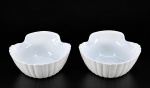 VIDROS, par (2) de petisqueiras no feitio de concha confeccionadas em milkglass, medindo 5,5x11,5x11,5cm.