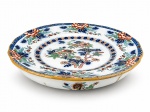 W. ADAMS & SONS  STOKE UPON TRENT, uma (1) prato térmico em faiança inglesa, de formato circular, ricamente decorado em policromia com motivos florais e vegetais de inspiração oriental com filete dourado na borda, apresentando bicados e marcas do tempo, no estado, medindo 26cm.