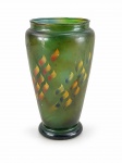 VIDRO, um (1) vaso confeccionado em vidro artístico bicolor na tonalidade verde com contrastes azuis, decorado por folhagens em policromia, inscrições na base, medindo 18,5x9cm.