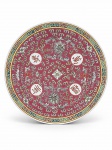 PORCELANA CHINESA, um (1) prato decorativo confeccionado em porcelana na tonalidade branca, esmaltado em tom rosa, decorado por elementos florais, vegetalistas, caracteres e nuvens e policromia, borda em gregas coloridas sobre fundo amarelo, medindo 26,5cm.