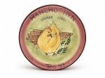 FAIANÇA, um (1) PRATO DO RESTAURANTE DA BOA LEMBRANÇA (criado em 1994 por Danio Braga, inspirado na Unione Ristoranti del Buon Ricordo, que surgiu na Itália na década de 70), com o estabelecimento: GUIMAS RIO 95, receita do cardápio: COELHO NA HORTA, marca no verso da Cerâmica BRIC (localizada em Itaipava, Petrópolis, RJ de propriedade de Henrique Lage e Olga Salles Guerra, esta responsável pela criação de uma temática diferente para cada receita do cardápio, destinados para quem consumir nos restaurantes associados que levam ao final um prato de lembrança da receita consumida, possui a exclusividade na fabricação dos pratos uma parceria firmada com Danio Braga), medindo 26 cm.