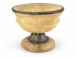 DIVERSOS, um (1) cachepot / centro de mesa confeccionado em alabastro com corpo decorado por friso horizontal em relevo, borda perolada e haste em folhagens em bronze, apoiada sobre base circular escalonada, medindo 17x21,5cm.