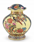 CERÂMICA SATZUMA, uma (1) base para abajur confeccionada em cerâmica japonesa vitrificada na tonalidade creme, ricamente decorada por faisões, elementos florais e vegetalistas em policromia com realces em relevo com adornos em ouro, sinais de craquele, medindo 27cm de altura.
