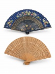 DIVERSOS, dois (2) leques, sendo: A) um leque em madeira pintada em azul, com decoração floral policromada e detalhes dourados, medindo 23x42,5cm, desgastes e B) um leque em madeira clara vazada, com rica ornamentação rendilhada 21x34cm. Apresentam sinais de uso e desgastes compatíveis com a idade.