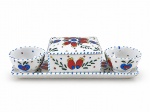 PORCELANA PII, conjunto para joias com quatro (4) peças, sendo: A) 1 caixa porta joias, medindo 4x9x9cm, B) 2 porta anéis, medindo 3x5,5cm e C) 1 bandeja retangular, medindo 21x8cm, confeccionadas em porcelana na tonalidade branca, decorado por elementos florais em policromia com pequenas falhas na pintura.
