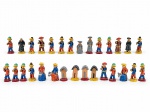 ARTE POPULAR, vinte e nove (29) miniaturas decorativas, em barro cozido com pintura policromada, representando personagens populares em diferentes trajes e poses, além de pequenas construções/guaritas. Conjunto com variações de cores e modelos, sinais de uso e desgastes na pintura, alguns possuem colado, maior peça medindo 6cm e menor 4,5cm.