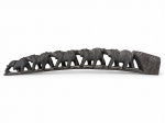 ARTE AFRICANA, uma (1) ponte de elefantes confeccionado em madeira escura entalhado a mão em vazados, apresenta colado, medindo 42cm de comprimento.