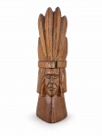ARTE INDÍEGENA, uma (1) escultura confeccionada em madeira entalhada a mão representando figura com cocar, apresentando fissura na madeira e pequenas percas, vide foto, medindo 31cm.