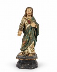 ARTE SACRA, um (1) imaginário representando Sagrado Coração de Jesus, confeccionado em madeira entalhada a mão com patina policromada e realces em douração, apresentando discretas falhas na pintura, medindo 16cm de altura.