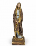 ARTE SACRA, uma (1) imaginária confeccionada em estuque representando Nossa Senhora das Dores, com pintura esmaltada em policromia com realces dourados, apresenta falha na cabeça, medindo 21,5cm de altura.