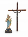 ARTE SACRA, duas (2) peças, sendo: A) 1 imaginária de Nossa Senhora Auxiliadora em estuque com pintura policromada, apresentando bicado na mão, medindo 15cm de altura e B) 1 crucifixo confeccionado em madeira escura, medindo 26x16,5cm.