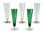 VIDROS, cinco (5) tulipas confeccionadas em vidro, 3 translúcidos com lapidação de folhagens em baixo relevo e base dourada, medindo 23x7cm e 2 na tonalidade verde, haste gomada e base circular, medindo 23,5x6,5cm.