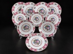 PORCELANA REMIGNTON, dez (10) pratos confeccionados em porcelana na tonalidade branca, decorada por elementos vegetalistas reservando fundo rosa floral e elementos florais em policromia com borda filetada a ouro, sendo: A) 4 pratos rasos, medindo 26cm, B) 3 pratos fundos, medindo 19,5cm e C) 3 pratos para sobremesa, medindo 20,5cm. Falhas na douração.
