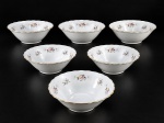 PORCELANAS, seis (6) bowls confeccionados em porcelana na tonalidade branca, decorado por flores e folhagens em policromia, realces vegetalistas em tom branco e borda em ondulações com filetes salmão, leves falhas no filete, medindo 6x18cm.