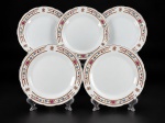 PORCELANAS, cinco (5) pratos rasos confeccionados em porcelana na tonalidade branca, decorado por flores e folhagens em policromia, faixa em tom marrom com adornos em monocromia com borda recortada filetada em ouro, medindo 23,5cm de diâmetro. Alguns com imperceptíveis falhas na douração.
