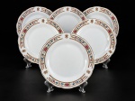 PORCELANAS, seis (6) pratos rasos confeccionados em porcelana na tonalidade branca, decorado por flores e folhagens em policromia, faixa em tom marrom com adornos em monocromia com borda recortada filetada em ouro, medindo 23,5cm de diâmetro. Alguns com imperceptíveis falhas na douração.