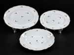 PORCELANAS, três (3) travessas confeccionadas em porcelana na tonalidade branca, decorado por flores e folhagens em policromia com borda filetada a ouro, apresentando falhas na pintura e na douração, sendo: A) 1 oval e funda, medindo 6x28,5x20,5cm e B) 2 ovais, medindo 32,5x21,5cm e menor 28x18cm, ambas bicadas na borda.