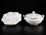 PORCELANAS, duas (2) peças, sendo: A) 1 terrina, medindo 15x26x19cm, bicado na borda e B) 1 tigela oitavada, apresenta bicado na borda e fio de cabelo, medindo 6,5x24x24cm, confeccionados em porcelana na tonalidade branca, decorado por flores e folhagens em policromia com borda filetada a ouro, apresentando falhas na pintura e na douração.