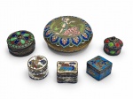CLOISONNÉ E METAL, seis (6) caixinhas de modelos, tamanhos e decorações distintas, sendo 4 em cloisonné e 2 em metal com patina envelhecida, maior medindo 3x8,5cm e menor 2,5x3cm.