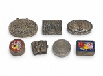 METAL PRATEADO, sete (7) caixinhas confeccionadas em metal prateado de modelos, tamanhos e decorações distintas, maior medindo 5,5x4cm e menor 2x3cm.