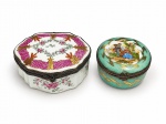 PORCELANAS, duas (2) caixinhas confeccionadas em porcelana europeia na tonalidade branca, sendo: A) 1 possivelmente MEISSEN, decorada por flores e folhagens em policromia, espessa faixa na tonalidade rosa com realces florais em ouro, guarnecida em metal dourado, medindo 3,5x7x6cm e B) LIMOGES, 1 esmaltada em tom verde, decorado por cena galante em policromia e folhagens em douração, medindo 3x5cm.