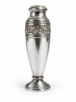 METAL PRATEADO, um (1) pequeno vaso confeccionado em metal espessurado a prata, corpo com espessa faixa com guirlanda floral em relevo e base circular, falhas na prateação, medindo 15cm de altura, pequena mossa na borda.