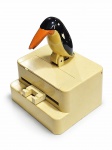COLECIONISMO, um (1) porta-palitos Tucalito, modelo clássico, confeccionado em plástico rígido, tucano articulado no topo: ao pressionar o mecanismo, o bico do tucano recolhe e apresenta um palito, mantendo-o protegido e de maneira higiênica conforme propaganda da época: prático, durável, higiênico, medindo 12x9x8cm, falhas na pintura.