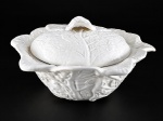 FAIANÇA - (1) Sopeira confeccionada em faiança vitrificada em formato de couve flor , medida : 19 x 33 cm , sopeira em tom creme e tampa em tom branco .