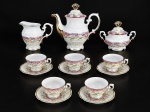 PORCELANA SCHMIDT - Serviço para café em porcelana branca vitrificada composto de 8 peças , sendo (A) 1 Bule ´, med : 18 cm , (B) - 1 leiteira , med : 10 cm  ,  (C) - 1 açucareiro , med : 12 cm ,  (D)  - 5 xícaras para café e seus respectivos pires , med : 5 cm , corpos decorados com elementos em relevo na pasta , esmaltagem furta cor , faixas na tonalidade rosa com guirlandas florais em vasta douração . Pega da tampa concheada