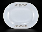 VIDRO - (1) Travessa oval confeccionada em vidro opalinado com estampa geométrica na tonalidade marrom , medida : 27 x 20
