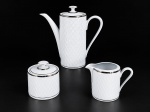 PORCELANA REAL - (3) peças confeccionadas  porcelana branca vitrificada , corpo texturizado em relevo filetado à prata , sendo (A) - 1 bule para café  , medida : 20 cm , (B) - 1 leiteira , medida : 10 cm , (C) - 1 açucareiro  , medida : 11  cm