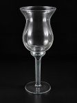 VIDRO - Um vaso  em vidro translúcido , apresentando corpo bojudo em formato de tulipa, borda circular aberta e levemente alargada, haste longa e cilíndrica, apoiada sobre base circular plana. Medida : 42 x 17 cm