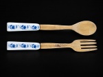 UTILIDADES DOMÉSTICAS, um (1) conjunto para salada, composto por duas (2) peças, sendo uma colher e um garfo em madeira, ambos com cabos revestidos em porcelana branca, decorados com motivos florais em azul. Apresentam marcas de uso. Medida : 29 cm