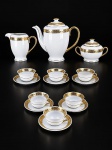 PORCELANA MAUÁ - Aparelho para café em porcelana branca esmaltada, composto por seis (6) xícaras com seus respectivos pires , med : 4 x 7 cm , um (1) bule , med : 19 cm, um (1) açucareiro , med : 10 cm  e uma (1) leiteira , med : 11 cm . Peças decoradas com elegantes cercaduras em dourado, motivos geométricos e florais estilizados, alças douradas e acabamento filetado a ouro