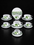 PORCELANA CASAMIGA - Lote com (7) peças  confeccionados em porcelana branca vitrificada , sendo (A) - (4 ) xícaras de chá e seus respectivos pires , med : 6 x 9 cm e (B) - 3 xícaras de café e seus respectivos pires , medida : 5 x 6 cm  , decorados com bambus na tonalidade verde .