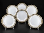 PORCELANA FINE PORCELAIN (ENGLAND) - (6) Pratos rasos confeccionada em porcelana inglesa branca  vitrificada , borda decorada com filetação dourada e detalhe floral , medida : 27 cm